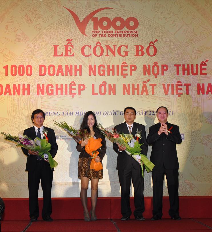 Đại diện VNPT, Giám đốc TTTT&QHCC Bùi Quốc Việt (đứng ngoài cùng bên trái) nhận Bằng khen doanh nghiệp nộp thuế thu nhập lớn nhất Việt Nam