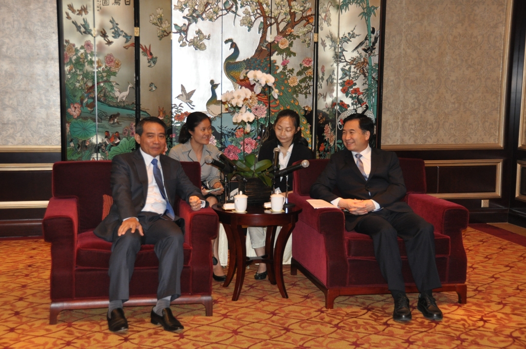 Gặp gỡ, trao đổi với lãnh đạo Thành ủy Thượng Hải