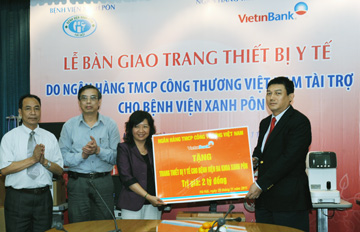 Chủ tịch HĐQT VietinBank Phạm Huy Hùng trao biển tài trợ thiết bị y tế cho Bệnh viện Xanh Pôn.
