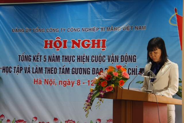 Đồng chí Vũ Chinh Ngọc, Chi ủy viên chi bộ Trường Trung cấp nghề Kỹ thuật Xi măng phát biểu tham luận tại Hội nghị