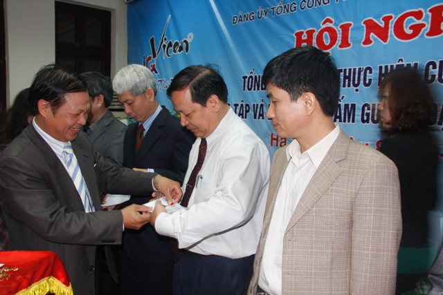Đồng chí Lê Văn Long, Phó Ban Tuyên giáo Đảng ủy Khối trao kỷ niệm chương Vì sự nghiệp tuyên giáo cho cán bộ, đảng viên Tổng Công ty Công nghiệp Xi măng Việt Nam