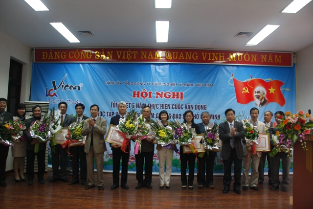 Các tập thể và cá nhân nhận khen thưởng từ Tổng Công ty Công nghiệp Xi măng Việt Nam