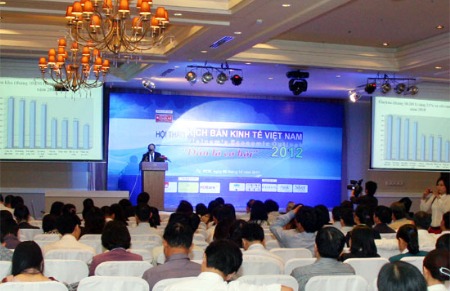 Quang cảnh hội thảo “Kịch bản kinh tế Việt Nam 2012: Đâu là cơ hội?” tại Tp.HCM. Một năm đầy sóng gió của nền kinh tế trong nước và thế giới sắp sửa khép lại.