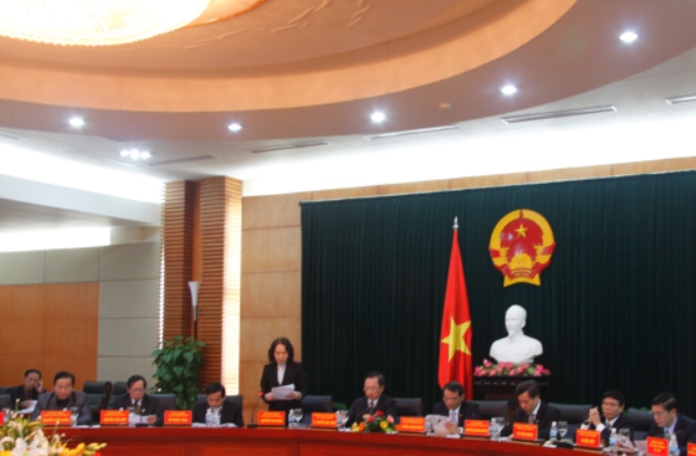 Đồng chí Nguyễn Thị Nghĩa, Phó Bí thư Thành ủy, Trưởng đoàn Đại biểu Quốc hội Hải Phòng báo cáo tổng quan về hoạt động của Đảng bộ thành phố Hải Phòng