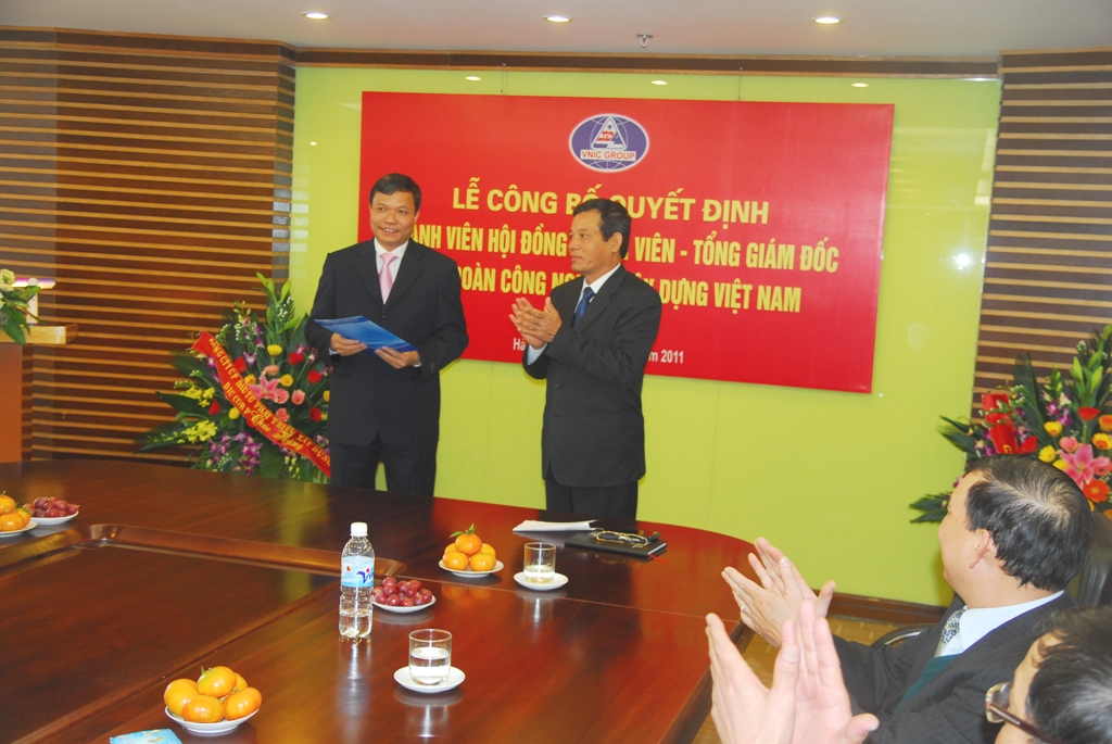 Đồng chí Dương Khánh Toàn, Bí thư Đảng ủy, Chủ tịch HĐTV Tập đoàn trao quyết định bổ nhiệm cho đồng chí Lê Văn Châu