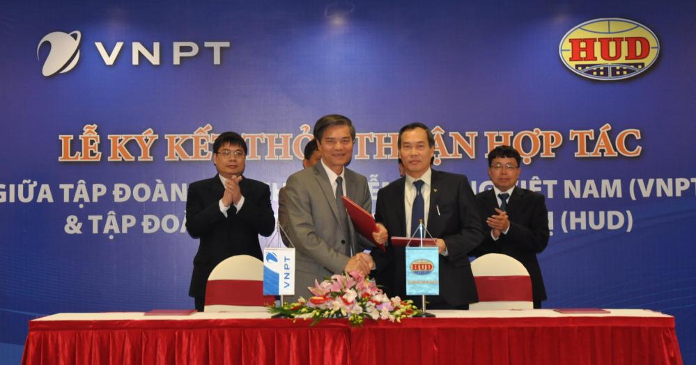 Tổng Giám đốc VNPT Vũ Tuấn Hùng và Tổng Giám đốc HUD Nguyễn Đăng Nam ký Thỏa thuận hợp tác.