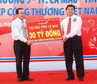 Chủ tịch VietinBank Phạm Huy Hùng trao tài trợ Cà Mau 30 tỷ đồng..jpg