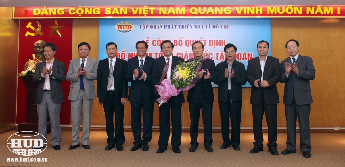 Các đại biểu khách mời và Hội đồng thành viên Tập đoàn chúc mừng Tổng giám đốc Nghiêm Văn Bang.