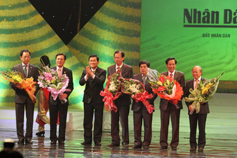 Chủ tịch nước Trương Tấn Sang tặng hoa cho lãnh đạo Báo Nhân Dân và Tập đoàn Dầu khí Việt Nam.