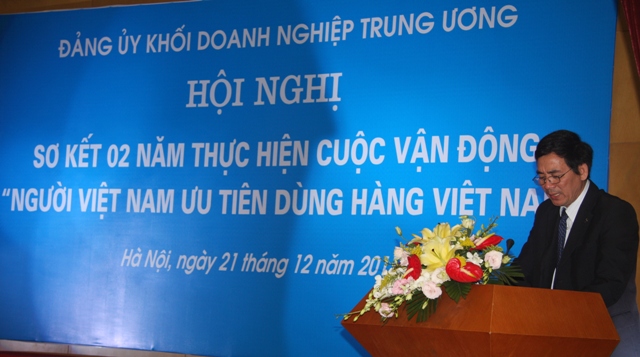 Đồng chí Trần Thanh Khê, Ủy viên Ban thường vụ, Trưởng Ban Tuyên giáo Đảng ủy Khối báo cáo sơ kết 2 năm Cuộc vận động