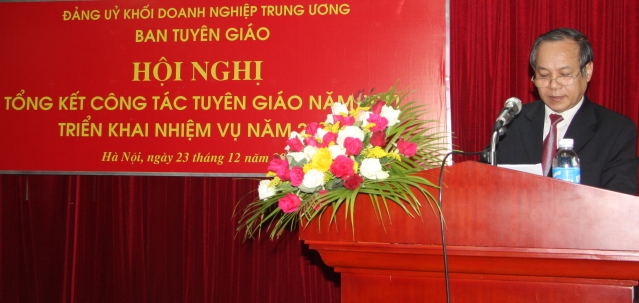 Đồng chí Hoàng Ngọc Doanh, Phó Trưởng Ban Tuyên giáo Đảng ủy Khối trình bày báo cáo tổng kết