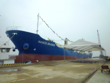 Tàu hàng khô vỏ thép trọng tải 4000 tấn