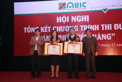 Ông Trịnh Ngọc Khánh, Phó Tổng giám đốc Agribank và   Ông Trần Ngọc Sơn, Trưởng Văn phòng đại diện Agribank khu vực miền Trung   trao giải nhất cho Tổng đại lý Aribank Tây Ninh và Phú Thọ