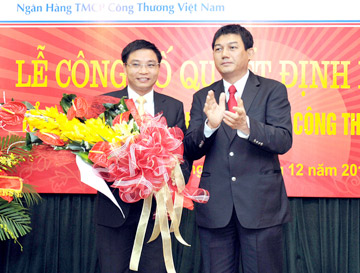 Chủ tịch HĐQT Phạm Huy Hùng trao quyết định bổ nhiệm chức vụ Tổng giám đốc cho ông Nguyễn Văn Thắng.