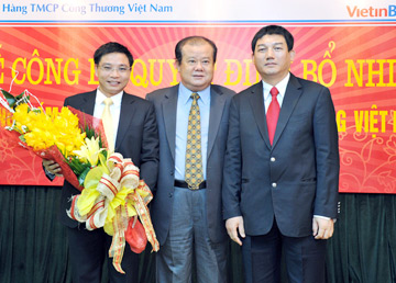 Phó Thống đốc Trần Minh Tuấn và Chủ tịch HĐQT Phạm Huy Hùng tặng hoa chúc mừng tân TGĐ Nguyễn Văn Thắng.