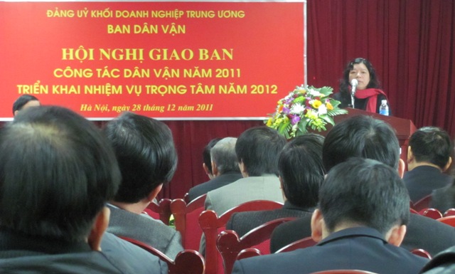 Đ/c Nguyễn Thị Kim Thanh-Vụ trưởng Vụ Tổ chức Cán bộ Ban Dân vận Trung ương phát biểu với Hội nghị