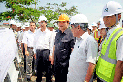 Phó thủ tướng Chính phủ Hoàng Trung Hải tại cuộc kiểm tra thực địa tại thành phố Hải Phòng và giao ban tiến độ triển khai dự án đường cao tốc Hà Nội- Hải Phòng (năm 2010)