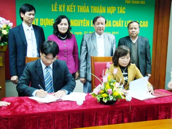 Ông Phạm Thanh Bằng – Phó Tổng giám đốc Tổng công ty và     Bà Ngô Thị Hoa - Chủ tịch UBND Huyện Yên Định ký thỏa thuận hợp tác