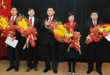 Chủ tịch HĐQT Phạm Huy Hùng trao quyết định bổ nhiệm Trưởng phòng cho 4 cán bộ.