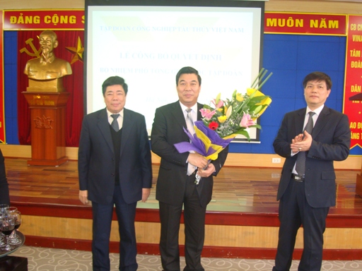 Tổng Giám đốc Trương Văn Tuyến tặng hoa chúc mừng tân Phó Tổng Giám đốc Đỗ Văn Thấu