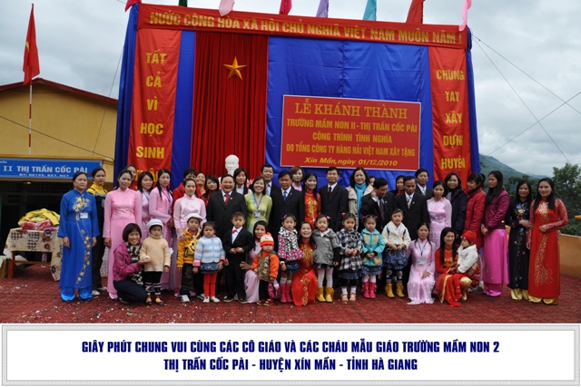 Giây phút chung vui cùng các cô giáo và các cô giáo mẫu giáo trường mầm non 2 Thị trấn Cốc Pài - Huyện Xín Mần - Hà Giang