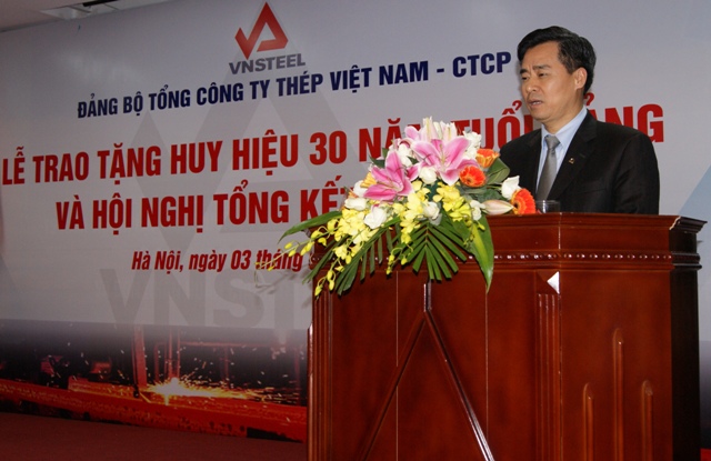 Đồng chí Nguyễn Quang Dương, Phó Bí thư Đảng ủy Khối phát biểu tại hội nghị