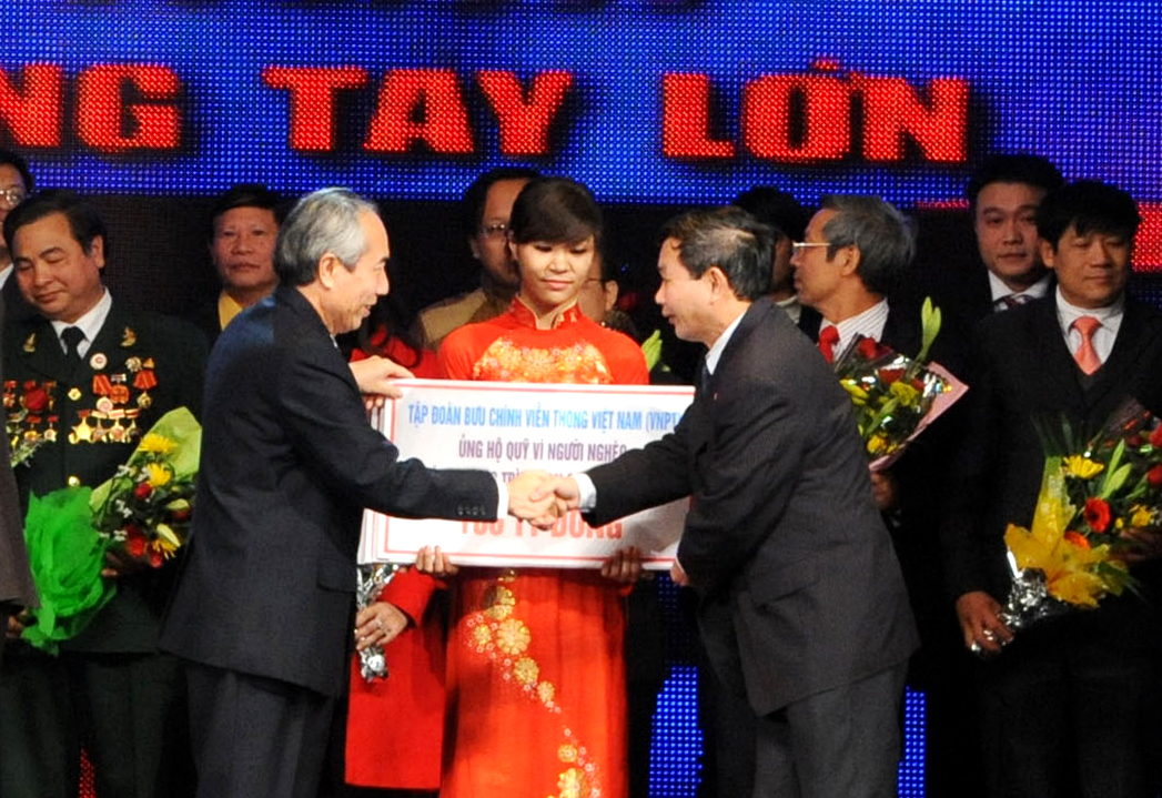 Thay mặt CBCNV VNPT, Chủ tịch Công đoàn BĐVN Hoàng Huy Loạt trao tượng trưng 100 tỷ đồng cho Ban Tổ chức