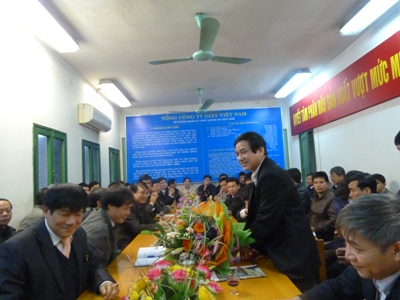 Ban lãnh đạo Tổng công ty Giấy Việt Nam đến chúc mừng CBCNV