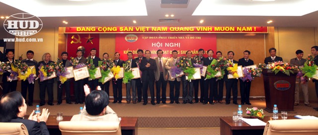 Lãnh đạo Tập đoàn trao Bằng khen của Bộ trưởng Bộ Xây dựng và tặng hoa chúc mừng các tập thể đã đạt thành tích xuất sắc trong năm 2010.