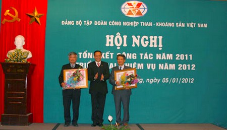 Lãnh đạo Đảng bộ Tập đoàn Than - Khoáng sản Việt Nam được tuyên dương tại Hội nghị