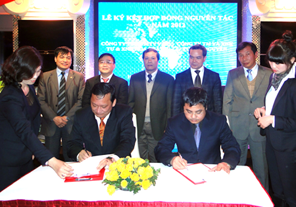 2 đơn vị đại diện cho các bạn hàng của Công ty (đó là Công ty Cổ phần Ắc quy Tia Sáng và Công ty Cổ phần Thương mại & Xuất nhập khẩu Tường Nguyễn) thực hiện ký kết hợp đồng nguyên tắc cho kế hoạch hợp tác phát triển trong năm 2012