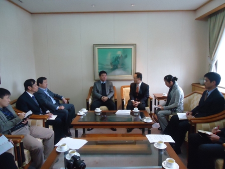 Bộ trưởng Đinh La Thăng và Tổng giám đốc Nguyễn Cảnh Việt tại buổi làm việc với Tham tán Đại sứ quán Nhật Bản tại Việt Nam