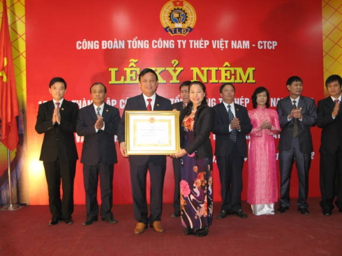 Phó Chủ tịch Tổng Liên đoàn LĐVN Nguyễn Thị Thu Hồng thừa uỷ quyền của Chủ tịch nước đã trao Huân chương Lao động hạng Nhất cho Ban thường vụ Công đoàn TCty Thép Việt Nam – CTCP