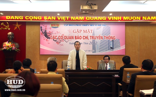 Ông Nguyễn Đăng Nam – Chủ tịch HĐTV Tập đoàn trao đổi với các phóng viên về nhiệm vụ SXKD năm 2012.