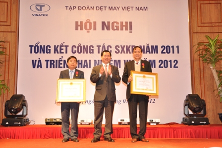 Bộ trưởng Vũ Huy Hoàng trao Huân chương Lao động hạng Nhì cho ông Trần Văn Phổ và hạng Ba cho ông Lê Tiến Trường