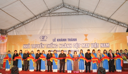 Cắt băng khánh thành Nhà truyền thống ngành dệt may