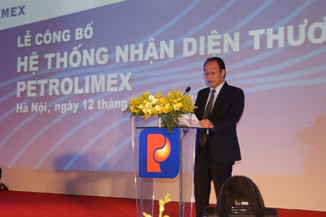 Chủ tịch HĐQT Tâp đoàn Xăng dầu Việt Nam Bùi Ngọc Bảo đọc diễn văn chính thức công bố Hệ thống nhận diện thương hiệu mới Petrolimex.