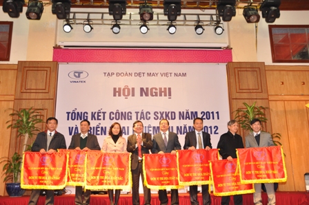 Công ty CP Dệt May Hoàng Thị Loan vinh dự được TGĐ Tập đoàn tặng cờ thi đua xuất sắc của Vinatex (TGĐ Cty CP Hoàng Thị Loan thứ 3 từ bên phải sang)