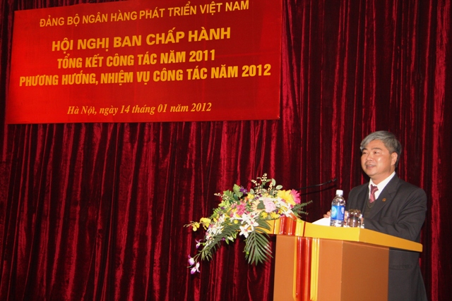 Đồng chí Đào Ngọc Thắng, Phó Bí thư Thường trực Đảng ủy NHPT báo cáo tổng kết công tác năm 2011, phương hướng nhiệm vụ công tác năm 2012 của Đảng bộ