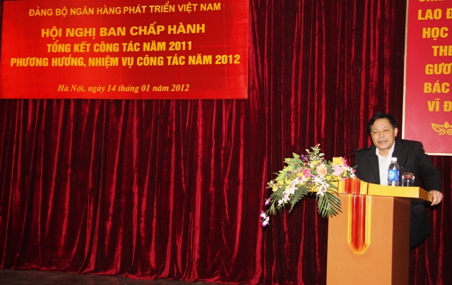 Đồng chí Trần Văn Túc, Ủy viên BCH- Trưởng Ban tín dụng đầu tư Ngân hàng Phát triển Việt Nam phát biểu tham luận tại Hội nghị