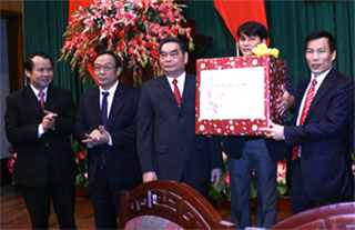 Đồng chí Lê Hống Anh chúc Tết Đảng bộ, chính quyền và   nhân dân tỉnh Thừa Thiên Huế. Ảnh: Chinhphu.vn