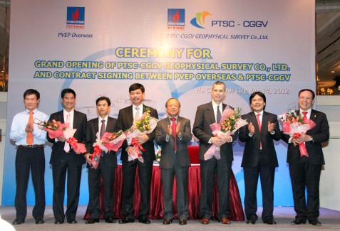 Tổng giám đốc PVN Đỗ Văn Hậu chúc mừng PTSC-CGGV (Ảnh: Nguyễn Đức).