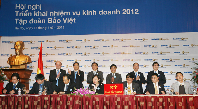 Lãnh đạo Tập đoàn Bảo Việt và các đơn vị ký giao ước thi đua, thể hiện sự đồng lòng quyết tâm hoàn thành mục tiêu kinh doanh đề ra