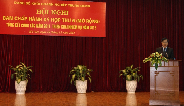 Đồng chí Nguyễn Quang Dương, Phó Bí thư Đảng ủy Khối DNTW trình bày báo cáo tổng kết công tác năm 2011, triển khai nhiệm vụ năm 2012 của Đảng bộ Khối