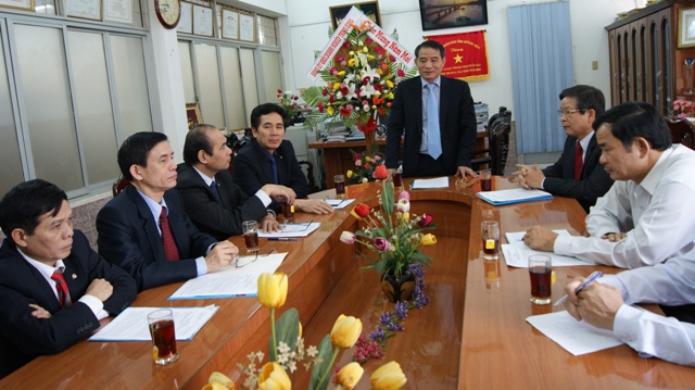 Đồng chí Bí thư Đảng ủy Khối biểu dương những nỗ lực mà chi nhánh Agribank Quảng Ngãi đã đạt được trong năm qua