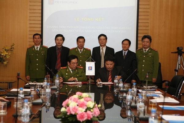 Đại diện cho Petrolimex Phó Tổng Giám đốc Vương Thái Dũng và Đại diện cho C66 đồng chí Cục phó Đại tá Đoàn Hữu Thắng ký chương trình phối hợp năm 2012.