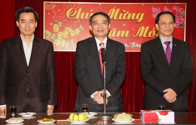 Thay mặt các đồng chí thường trực Đảng ủy Khối, đồng chí Trương Quang Nghĩa, Ủy viên Trung ương Đảng, Bí thư Đảng ủy Khối Doanh nghiệp Trung ương phát biểu chúc mừng những kết quả đạt được của Đảng bộ Khối trong năm 2011