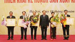 Thứ trưởng Nguyễn Nam Hải trao Huân chương Lao động hạng Ba cho các cá nhân xuất sắc.
