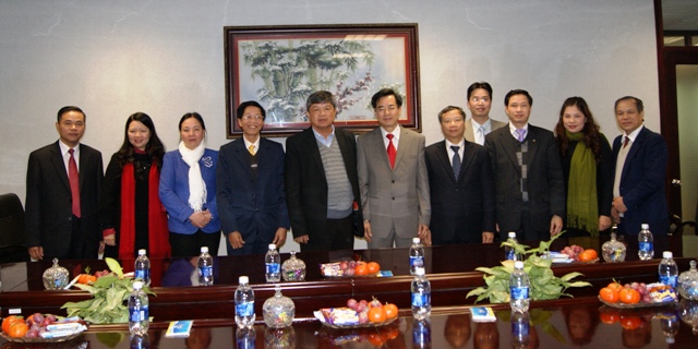 Đồng chí Nguyễn Quang Dương, Phó Bí thư Đảng ủy Khối dẫn đầu đoàn đến thăm và chúc Tết Ngân hàng Ngoại thương Việt Nam
