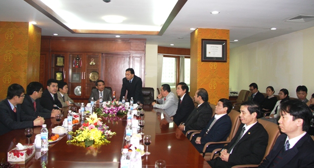 Đồng chí Nguyễn Anh Tuấn, Chủ tịch Hội đồng quản trị Tổng Công ty PVI đã báo cáo tóm tắt với Đồng chí Bí thư Đảng ủy Khối và đoàn về tình hình sản xuất kinh doanh năm 2011 và thực hiện nhiệm vụ sản xuất kinh doanh năm 2012 của PVI